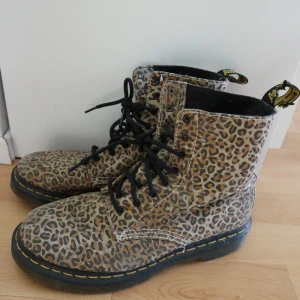 Dr Martens  - Leo dr Martens i storlek 39. Ena "bandet" bak är lite fransigt. Lite lite skav fram. Annars i väldigt fint skick