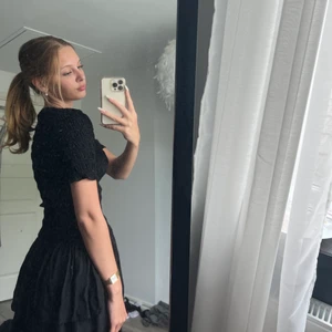 Volangklänning - En superfin svart volangklänning köpt på Nelly för 800kr. Så fin men behöver verkligen pengar just nu😭🙌