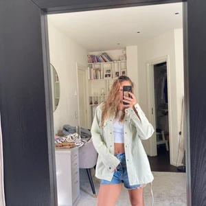 Grön oversized jeansjacka  - Snygg pastellgrön jeansjacka i gott skick. 