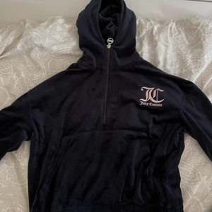 Juicy couture  - ❗️Intressekoll❗️ Mörkblå juicy couture tröja. Barnstorlek (15-16) men passar xs/s Aldrig använd (finns även byxor till på min sida, med prislapp kvar) ❗️Buda gärna❗️