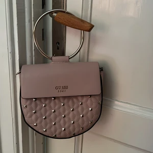 Guess väska  - Hej! Nu säljer jag en GUESS 1981 väska själv tycker jag att väskan är väldigt söt. Har använt den 2 gånger (ÄKTA)  Väskan är med plus frakt. Om jag ska mötas upp måste man bo i (AVESTA)🫶🏻💕 (INGÅR KJEDJA) till