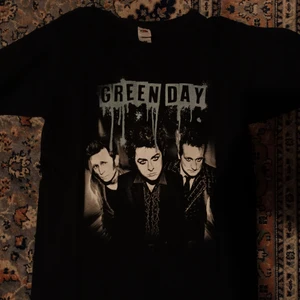 Green day merch - Storlek small, lite sliten i trycket. Köpt på punkt shop i Stockholm för 200 kr💖 -  Frakt 51 kr. Kan mötas upp i Stockholm. 