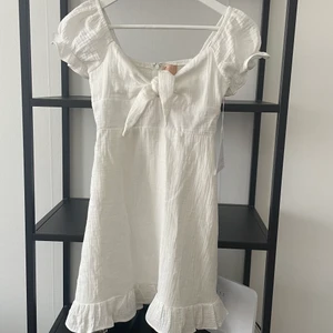 Vit klänning  - Köpt på Nelly, märket ”love triangle”. Aldrig använd, prislapp kvar (tänkt att ha på studenten men blev ej så). Nypris 479 kr, säljer för 199kr!😍✨💕