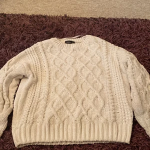 Stickad tröja Kappahl  - Jätte fin stickad tröja från Kappahl! Bra skick och mysig att sitta 