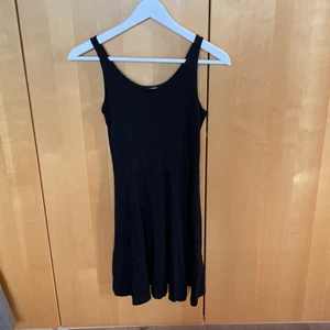 Trikåklänning H&M - Svart trikåklänning i storlek 146-152 men hade sjölv när jag var en XS. Klockad kjol som även fungerar med en tröja över som kjol om inte vill bäras som klänning.