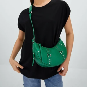 Väska - Supersnygg grön väska från Stradivarius!! Slutsåld på hemsidan💚 Helt ny och oanvänd  Frakt tillkommer