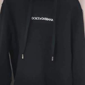 Äkta Dolce hoodie med broderad logga på bröstet. Väldigt bra skick och har bara använts några gånger.  Köptes på Miinto för 5999kr.  Säljes då den inte längre passar.