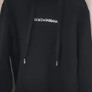 Dolce & Gabbana Hoodie  - Äkta Dolce hoodie med broderad logga på bröstet. Väldigt bra skick och har bara använts några gånger.  Köptes på Miinto för 5999kr.  Säljes då den inte längre passar.