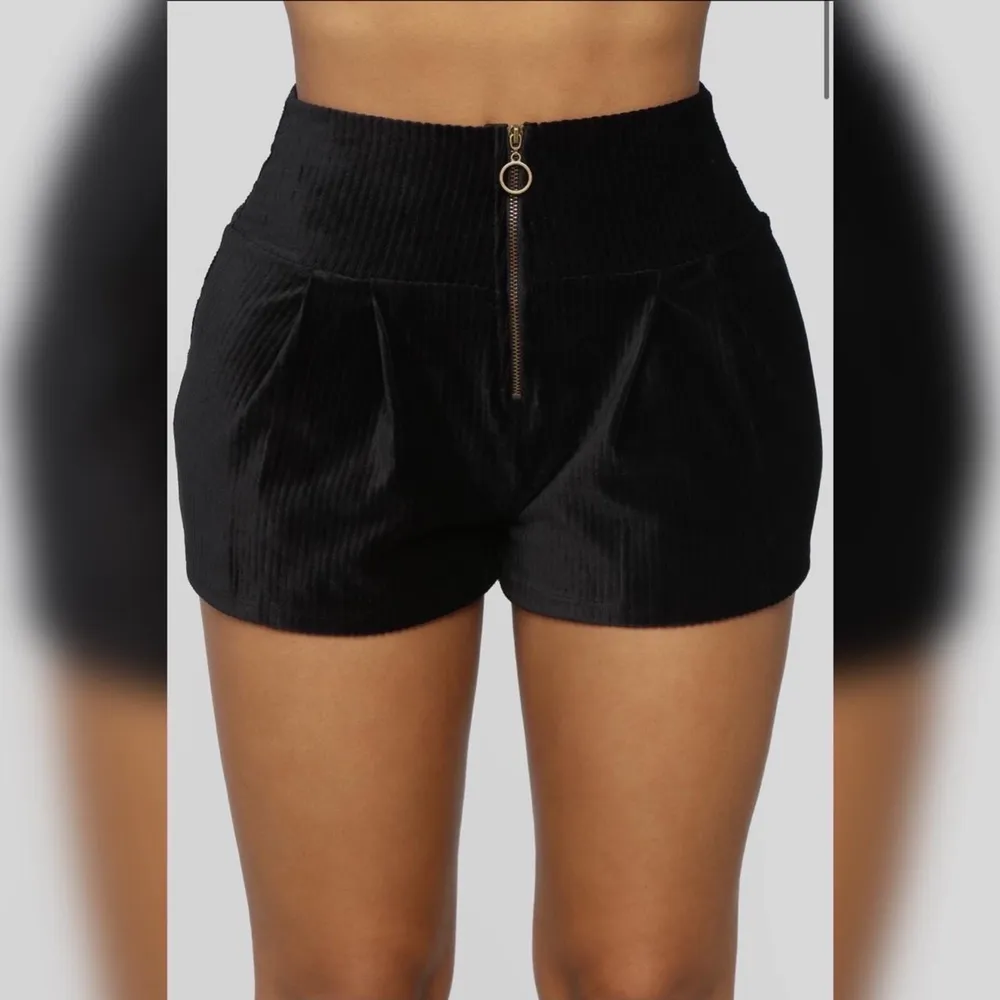 FashionNova ”Loreal Corduroy Shorts” i svart storlek S. Super fina o suuper mjuka, kommer definitivt vara jätte snygga på dig om du har thick thighs!. Shorts.