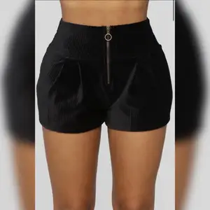 FashionNova ”Loreal Corduroy Shorts” i svart storlek S. Super fina o suuper mjuka, kommer definitivt vara jätte snygga på dig om du har thick thighs!