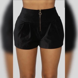 FashionNova corduroy shorts S - FashionNova ”Loreal Corduroy Shorts” i svart storlek S. Super fina o suuper mjuka, kommer definitivt vara jätte snygga på dig om du har thick thighs!