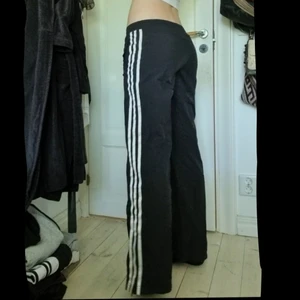 Adidas lågmidjad byxa  - Dessa skitnygga lågmidnaje adidasbyxor är i perfekt passform och längd enligt mig. Det är i samma material som det kan vara på tunna regnjackor/vindjackor. Jag är 171 cm❤️midjemått ca 82 cm 