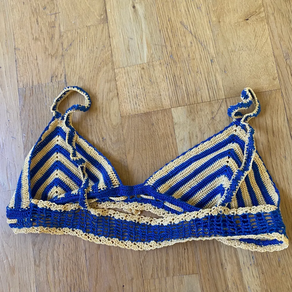 Så fin virkad topp/bikini/bh. I färgerna blå o gul. Aldrig använd, bara testad i butik 🌸 Står ingen storlek men skulle säga att den passar upp till C-kupa. Om många intresserade kan det bli budgivning. Säljes för 300kr, köpare står för frakt ☺️. Toppar.