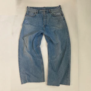 Acne Studios Baggy Jeans - Ett par Acne studios Jeans med baggy Passform. De är i jätte bra skick då de har blivit reparerade. Storleken är 32/32, färgen heter ”Light Blue Trash” Och jeansen heter Roger denim