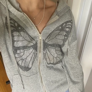 Rhinestone Zip hoodie - Säljer då jag inte använder den! Tror alla stenar sitter bra på plats💗 frakt 83kr.. FÖRST TILL KAVRN