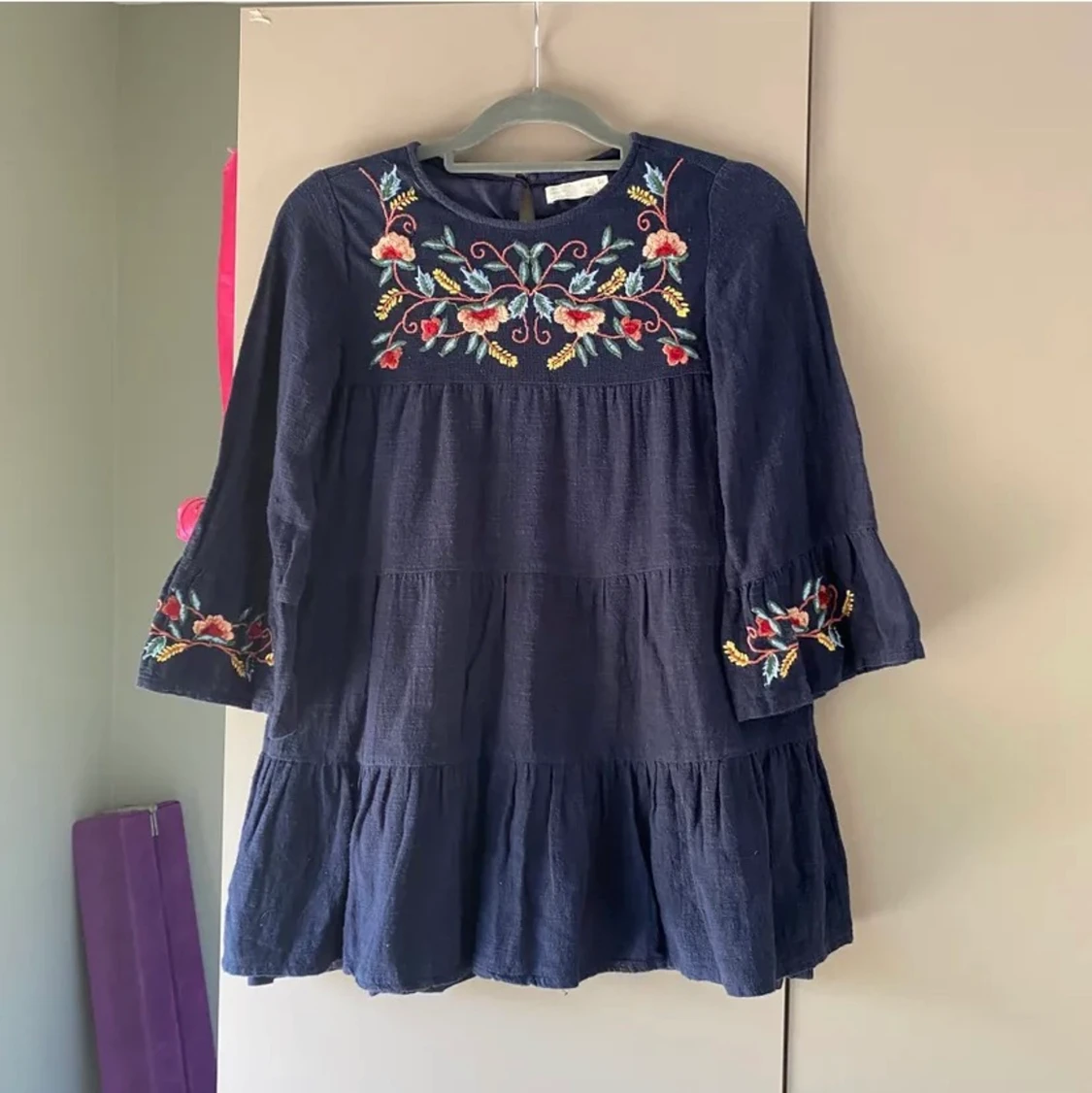 Marinblå volangklänning från zara - 90