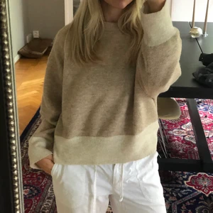 Stickad tröja - Knappt använd beige stickad tröja