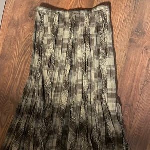 Brun långkjol - Säljer denna långkjol i nytt skick, materialet är lite tjockare och skulle säga att den passar jättebra till lite svalare sommarkvällar.