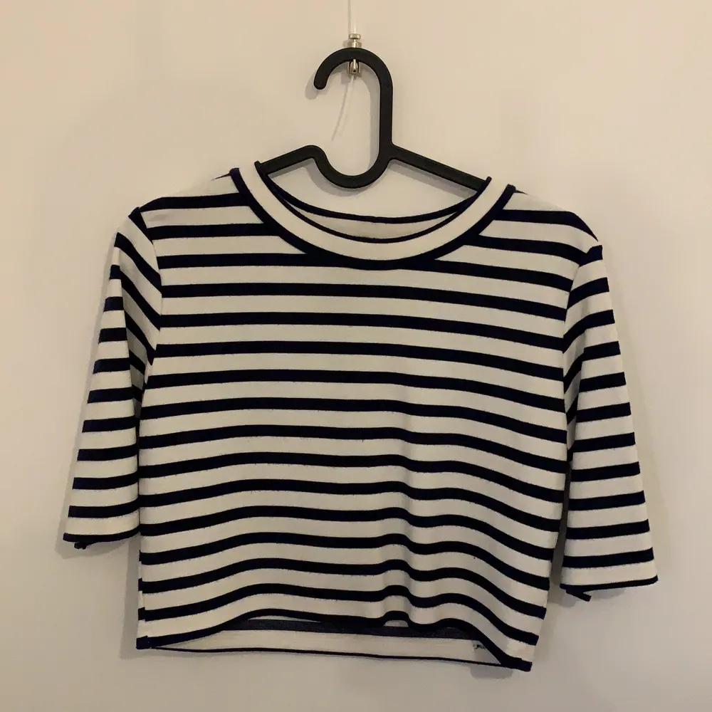 H&M Croptop in good condition. Bought for 199kr. Skjortor.