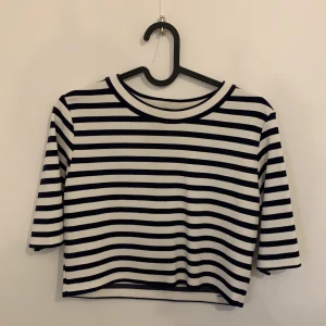 Croptop size S - H&M Croptop in good condition. Bought for 199kr