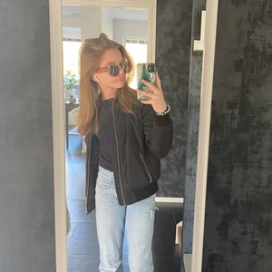 Bomber jacka - En fin svart bomber jacka är nu till salu, den kommer inte till användning och är lite för stor!!!💖