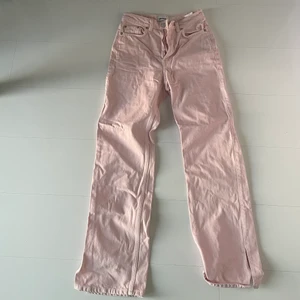Rosa weekday jeans rowe extra high straight jeans - Ljus rosa raka weekday jeans med en slit vid foten. Jättefina och i bra skick.