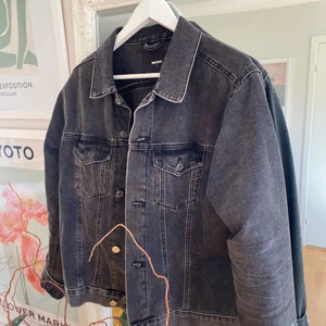 Jeansjacka från BikBok - Svart jeansjacka från BikBok. Storlek L, true-to-size💜