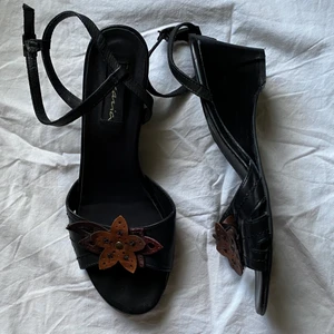 2000s skor - sååå fina y2k skor perfekt för sommaren! Passar inte mig så säljer vidare. 🥹 Fint skick! Storlek 39 men skulle möjligtvis passa 38,5 oxå. Köparen står för frakt! 💕