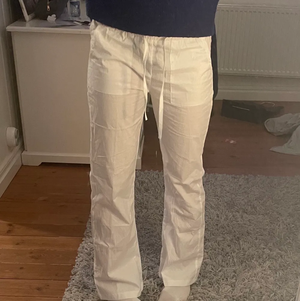 Ett par linne byxor i storlek s skulle dock säga att de är mer xs. Heöy nya och endast provade. Säljer då de var lite små, de de sådär jag inte har någon bild med dem på. Jeans & Byxor.