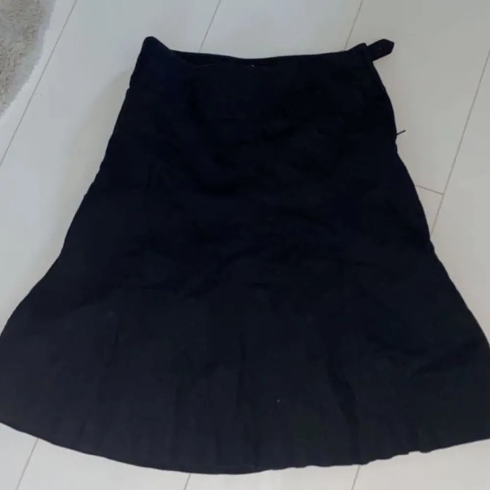 En svart kjol ifrån hm i stolek 34/32 (xs/s) sitter jättefint på o inga fläckar eller hål! Säljer för 100kr+frakt . Kjolar.