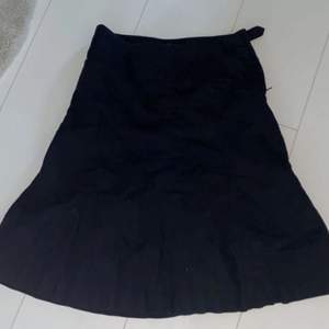 En svart kjol ifrån hm i stolek 34/32 (xs/s) sitter jättefint på o inga fläckar eller hål! Säljer för 100kr+frakt 