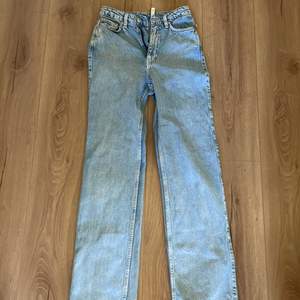Ljusblå Weekday jeans i modellen rowe. Storlek 24/32. Knappt använda, säljer för 250kr