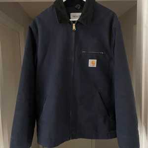 Carhartt Detroit Jacka - Säljer en Navy Blue Carhartt Wip Detroitjacka i storlek L.  Den har ett meshfoder som gör att den är perfekt att bära från vår till höst.  Perfekt skick, inga hål eller revor i tyget! Superkvalitet!  Hämtas i Nyköping eller skickas mot fraktkostnad.  Tveka inte att höra av dig vid eventuella frågor.  /Mattias