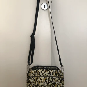 ARKET camera bag  - Denna väska har en praktisk medelstor storlek för dagligt bruk och är gjord av vattenavvisande CORDURA nylon.  Två ytterfickor med dragkedja, två mindre fickor inuti, en med dragkedja.  220x160x105mm.  Justerbar axelrem, total längd 108cm