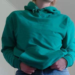 Jätteskön tunnare hoodie från Carlings, märke STAY, i strlk: S. Passar superbra på sommaren när det är varmare ute. Köpt i Falun för 300, säljer för 150 kr + Frakt som köparen står för 💕