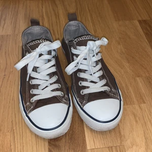 Bruna ”converse” - Superfina skor från primark som jag färgat bruna! På tredje bilden kan man se lite små fläckar som blev till av färgningen, men det är inget man tänker på. ”Väggen” i skon vid hälen är typ ”ihopvikt” inuti skon, men funkar bra att gå i ändå.