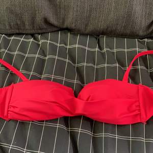 En rosa/röd bikini topp💞 den har band men om man vill kan man vika ner dem om man vill ha den som en bandeau bikini