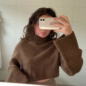 Stickad tröja  - Jättefin croppad stickad tröja från na-kd. Endast använd en gång. Kontakta mig för fler bilder eller info.