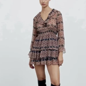 Klänning zara - Säljer denna super eftertraktade klänningen från zara! Super fin med prislappen kvar🙌🏼🙌🏼💞 bud på 300kr