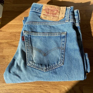 Vintage Levis 501 jeans w31 L32 - Supersnygga Levi’s jeans. 👖Modell: 501. Fint skick. Lite skavt på bakfickorna men det är inget som stör. ( se bild 3.) ( Kan tyvärr inte visa jeansen på för att de är för små för mig.) Men kan skicka mer bilder på dem ändå. Jag tar swish, postar spårbart💜