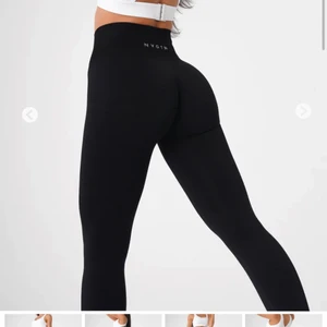 Black solid seamless leggings - Svarta tights från nvgtn, aldrig varit med om att ett par tights kan sitta så snyggt på, tyvärr är dom försmå😩 storlek M passar S 