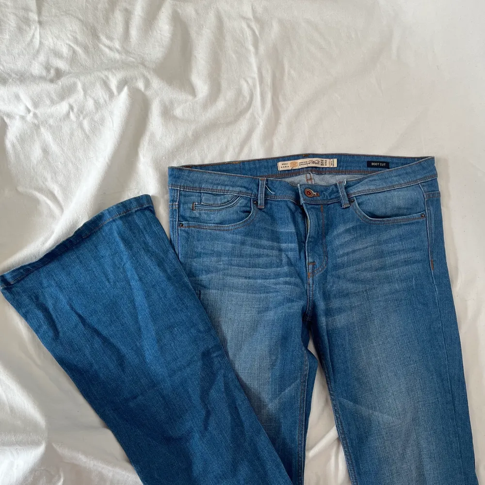 Lågmidjade bootcut jeans som sitter bra på mig som vanligtvis bär w29 l32. Jag är 169cm lång. Köpare står för 66kr spårbar frakt om inte funktionen ”köp nu” används. Plagget är i gott second hand skick. . Jeans & Byxor.
