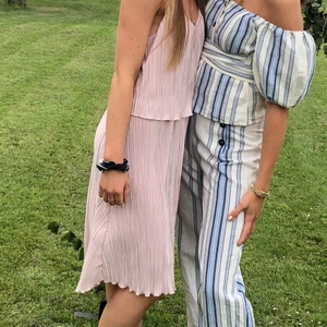 Rosa plisserad klänning i två lager  - Säljer denna superfina klänningen då jag tyvärr inte använder den längre. Använd vid max tre tillfällen och superfin till midsommar. 