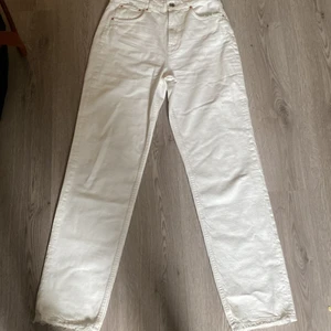 Vita jeans  - Jätte fina Vita jeans från Ginatricot i storlek 36 knabbt har använts dom en gång är i ny skick 