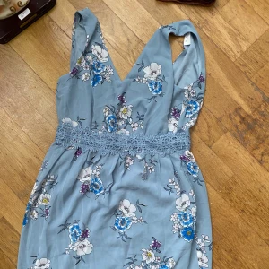 Klänning - Oanvänd klänning som jag fick som present. (OBS: tar ej bilder med någon av mina plagg på) köparen står för frakten, priset beror på hur mycket du köper!