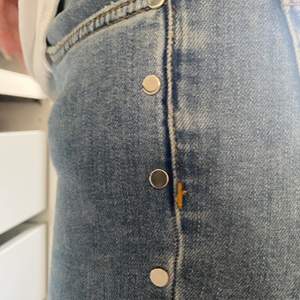 Ankelkorta jeans med nitar 