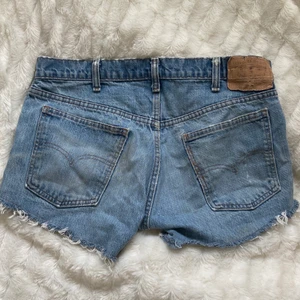 Lågmidjade shorts från levis - Supersnygga lågmidjade levisshorts som tyvärr var lite små på mig som brukar ha strl 38/40. Skulle säga att de passar S/XS. 