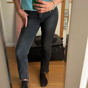Jättefina Replay jeans, lite kortare i modellen och riktigt snygga nertill! Dessa har jag använt en del men dem är fortfarande i bra skick! Säljer pga för små tyvärr… nypris 1499kr
