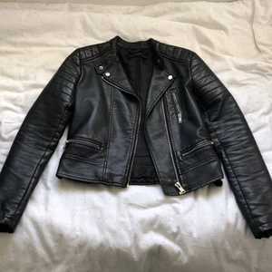 Skinnjacka  - Snygg skinnjacka i väldigt bra skick. Har 3 fickor. Har använts i något år men har inga skador.