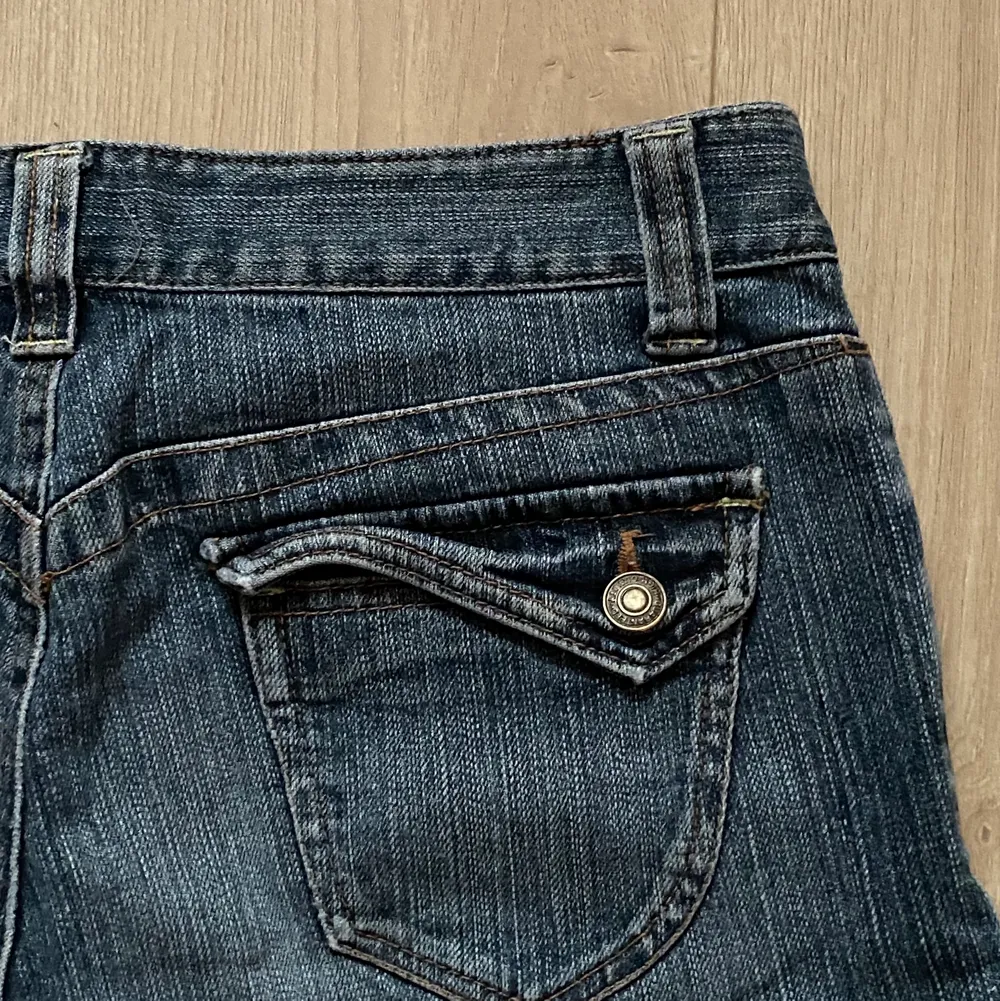 Ankellånga jeans som passar perfekt om man är runt 156 för då sitter de precis ovanför fötterna som de ska! Tror märket heter Oriein comfort style men är inte säker då det var svårt att läsa av lappen. Jag möts upp och fraktar!!. Jeans & Byxor.